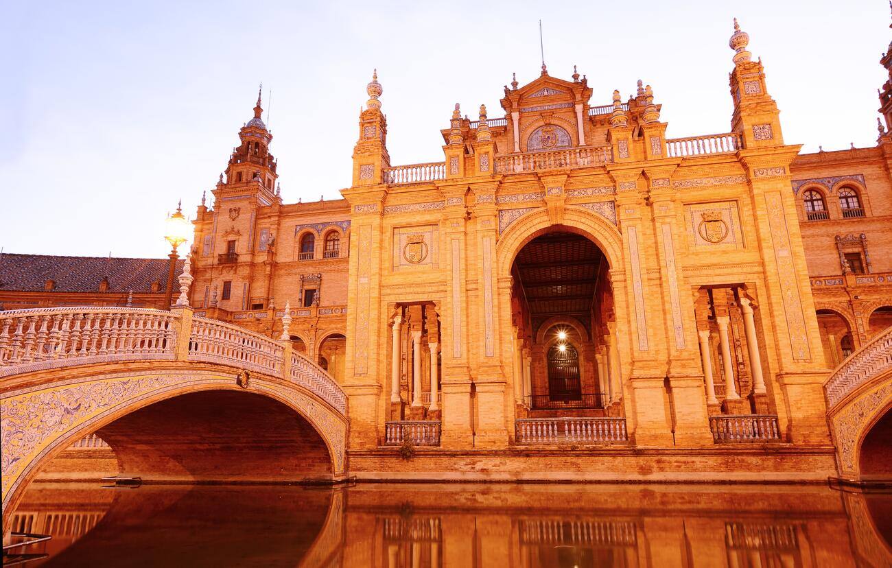 Plaza de España, arhitektura i kanal