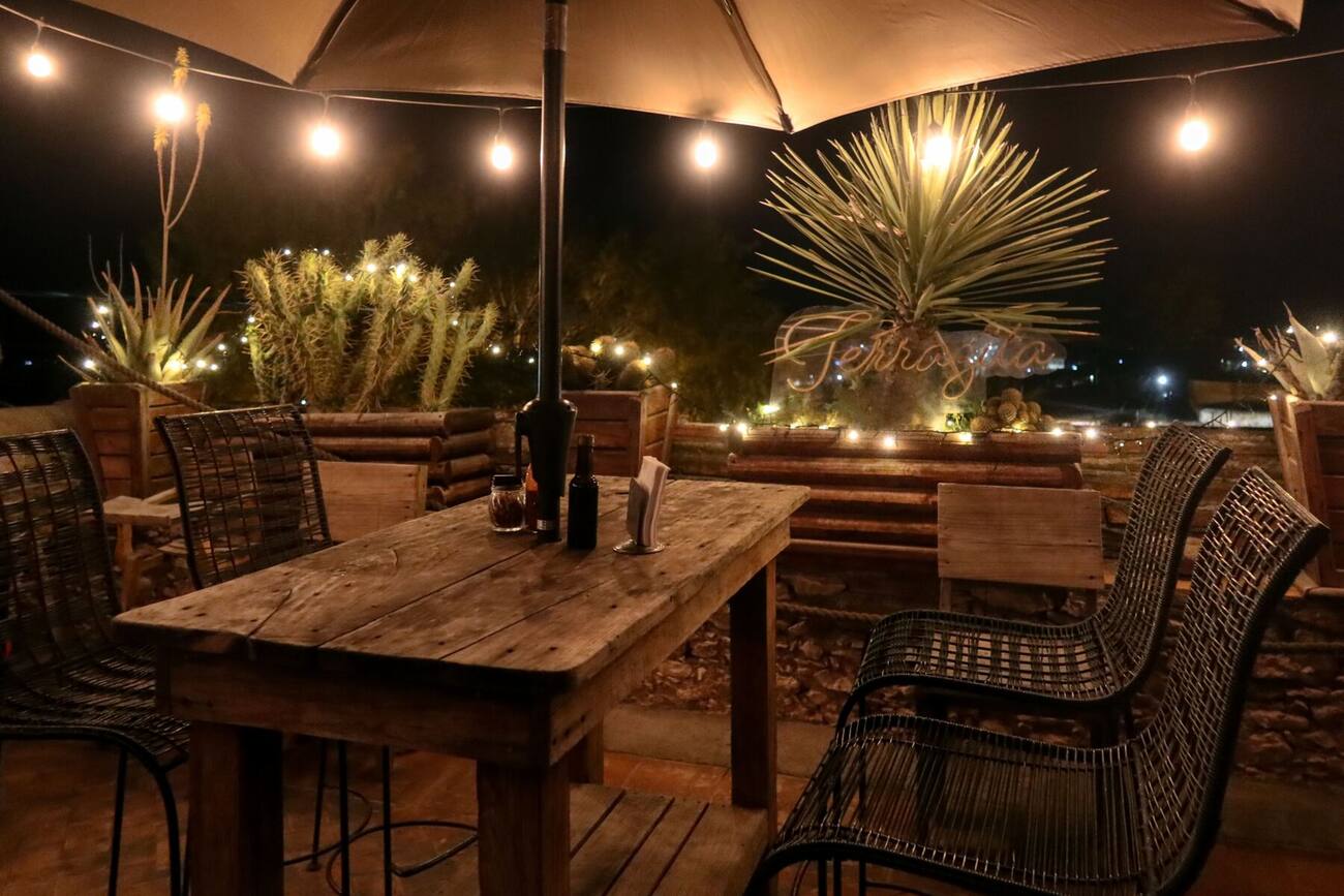 Bašta restorana sa pogledom na Alhambru